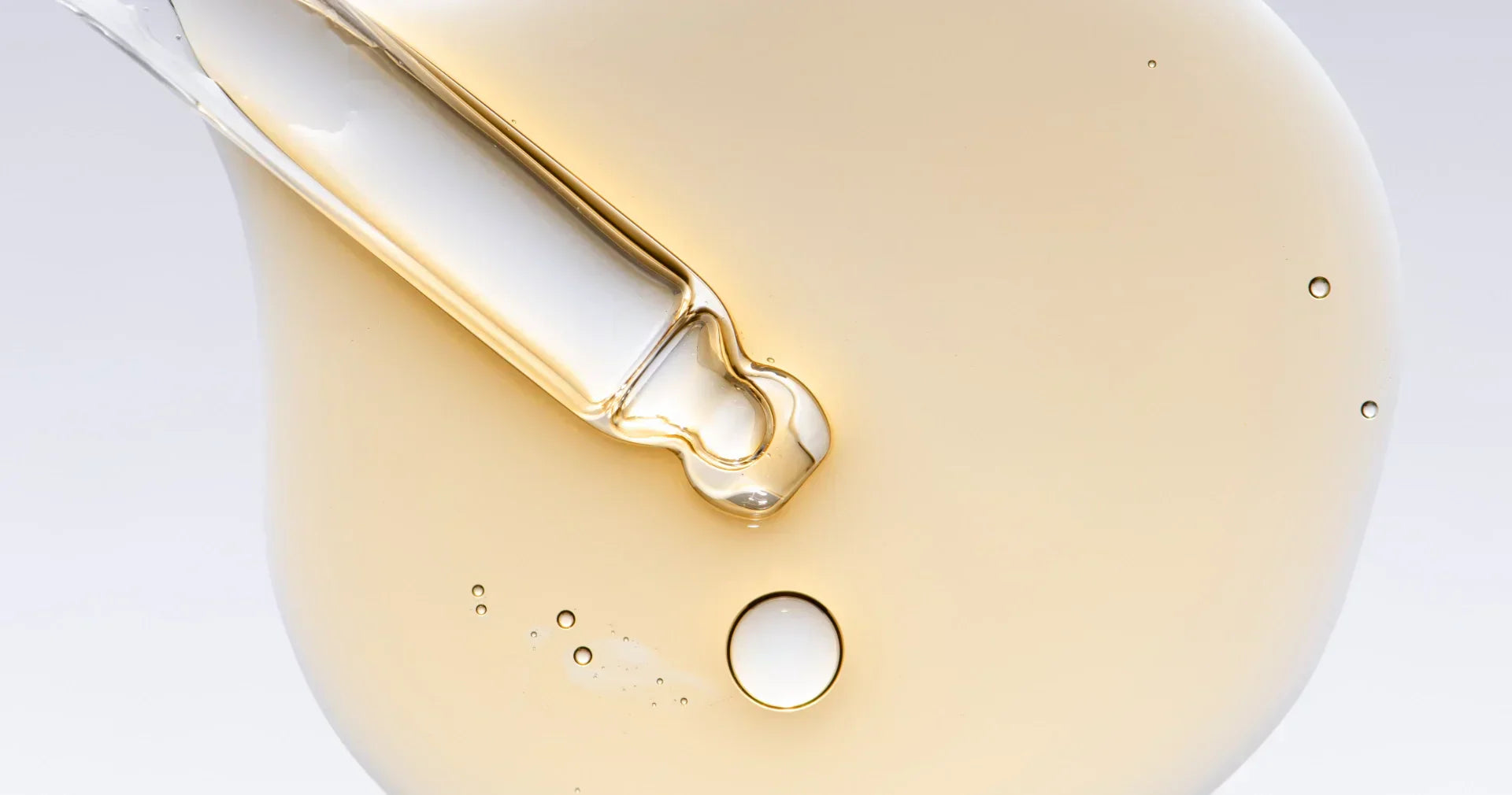 Ретинол срещу Ретинал: Новата Ера в Анти-Ейдж Грижата